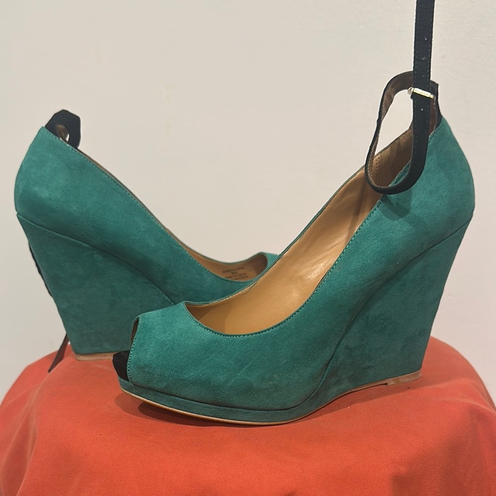 Zara collection/ wedge shoes/green